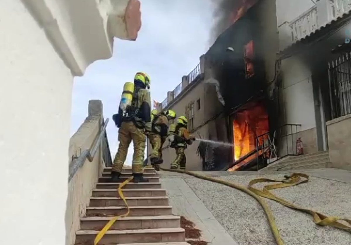 Los bomberos sofocando el incendio en una vivienda en Aspe. Consorcio Provincial de Alicante