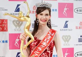 Karolina Shiino, con el trofeo y la banda de Miss Japón en Tokio.
