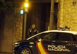 Un policía nacional en la avenida Peris y Valero de Valencia.