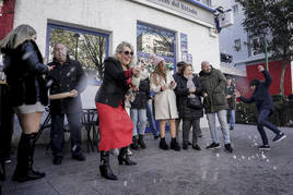 Varias personas celebran un premio de Loterías y Apuestas del Estado.