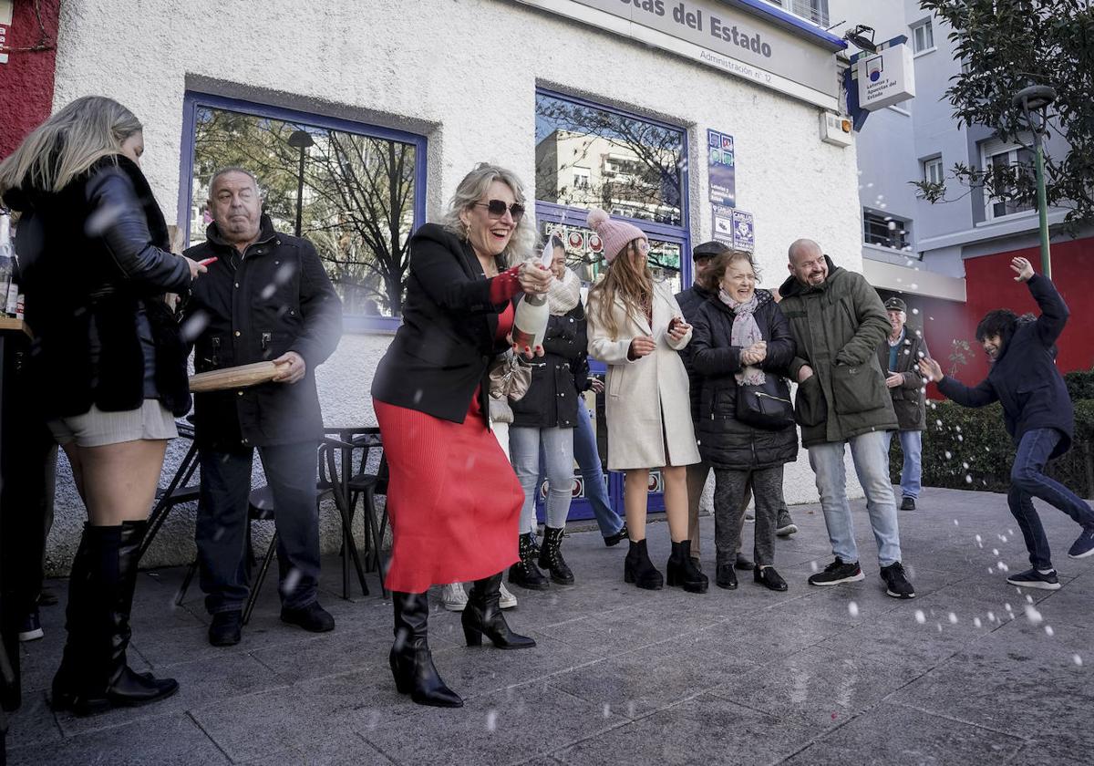 Varias personas celebran un premio de Loterías y Apuestas del Estado.