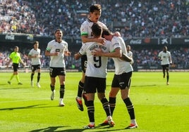 Los futbolistas del Valencia celebran uno de los goles contra el Almería.