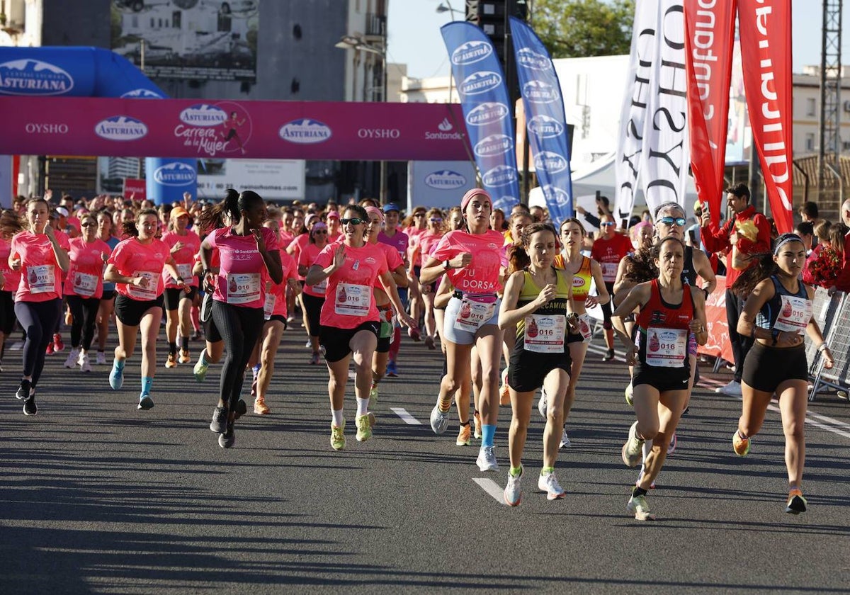 Atletas durante la carrera de la mujer 2023.