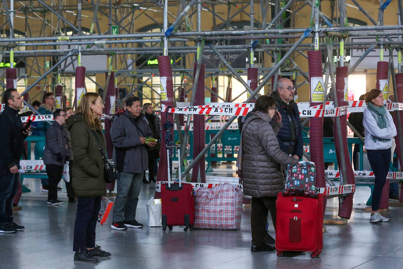 Fotos de la huelga de Renfe en Valencia: pasajeros de Cercanías y el AVE a Madrid, afectados