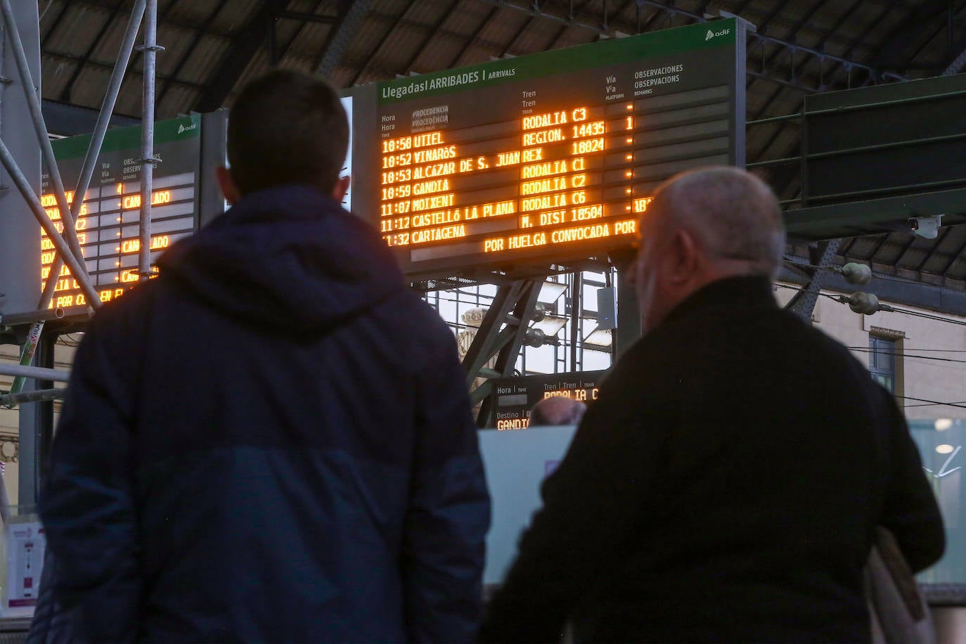 Fotos de la huelga de Renfe en Valencia: pasajeros de Cercanías y el AVE a Madrid, afectados