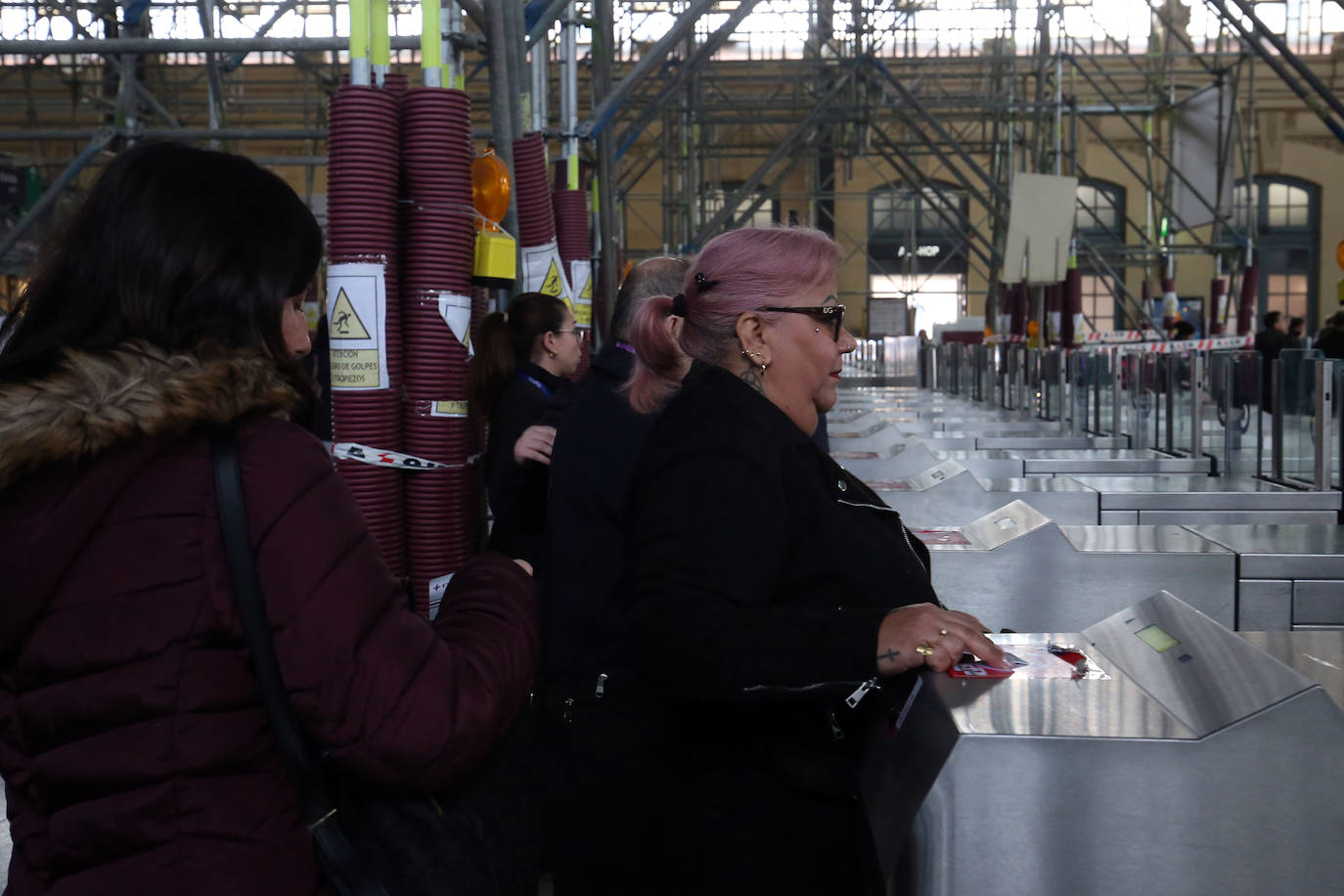 Fotos de la huelga de Renfe en Valencia: pasajeros de Cercanías y el AVE a Madrid, afectados