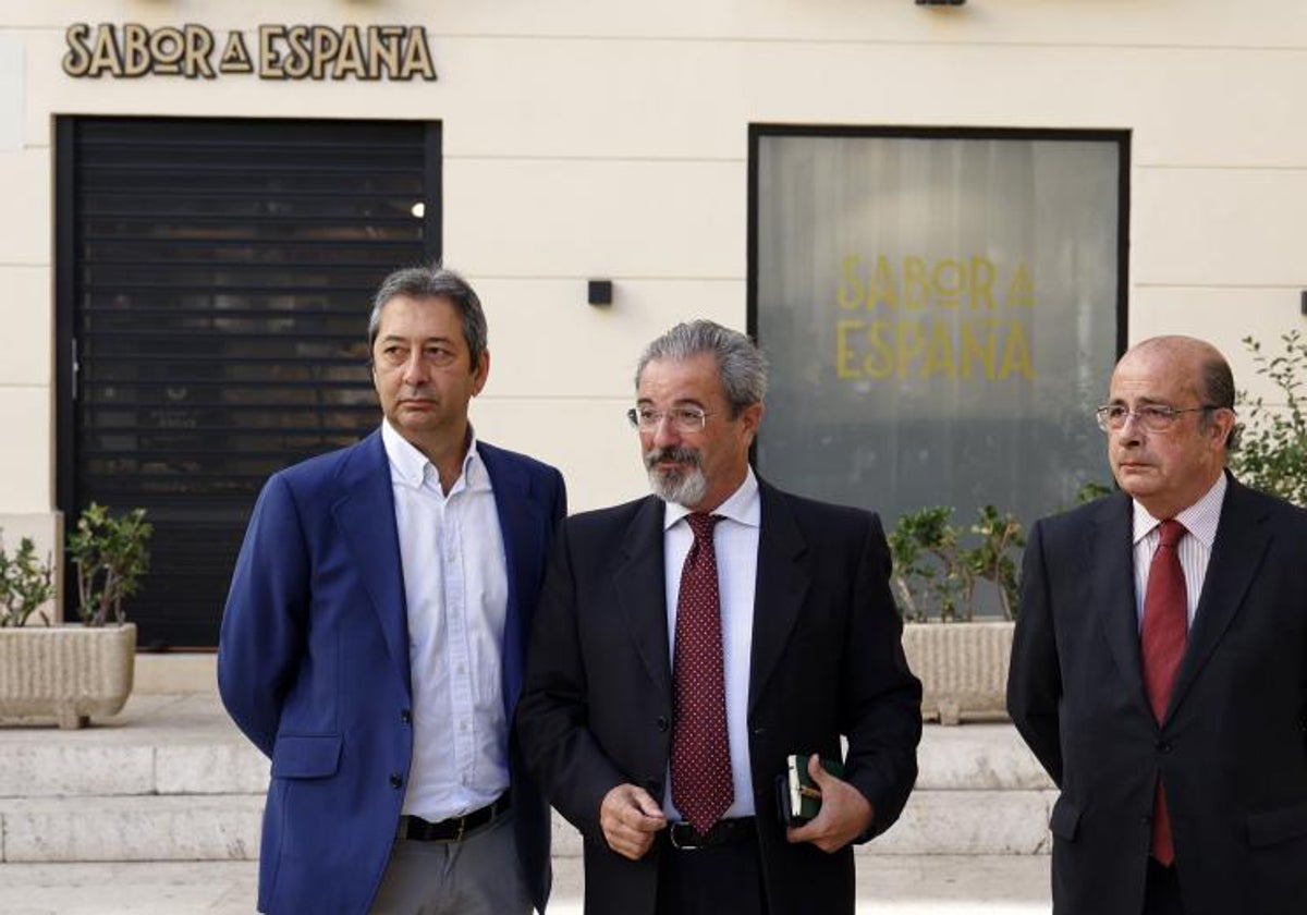 Barrera, Flores y Gil-Lazaro, en junio, cuando negociaron con el PP el pacto para el Consell.