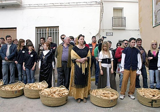 Reparto de panes en la Fiesta de la Reserva, en una foto de archivo.