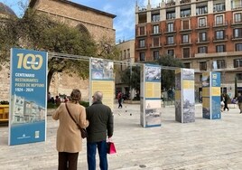 Paneles de la exposición, situada en la plaza de la Reina de Valencia.