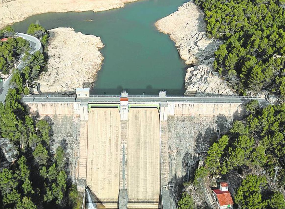 Imagen secundaria 1 - En la primera imagen, la vista del embalse de Forata (EFE), en la segunda el embalse de Ulldecorona (Eefe), y en la tercera una avería en el acueducto del Tajo-Segura (Alberto Aragón).