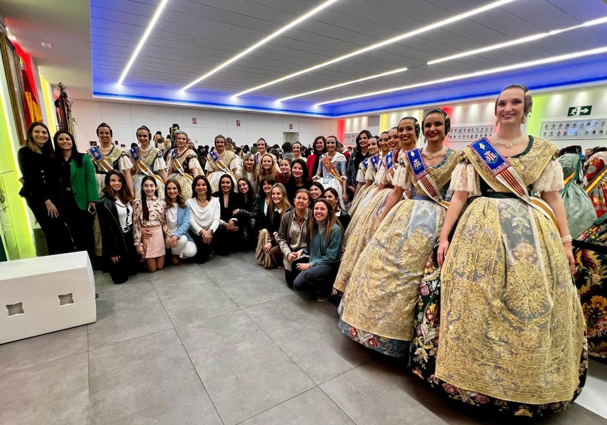 La falla Convento Jerusalén ha presentado una exposición de indumentaria valenciana.