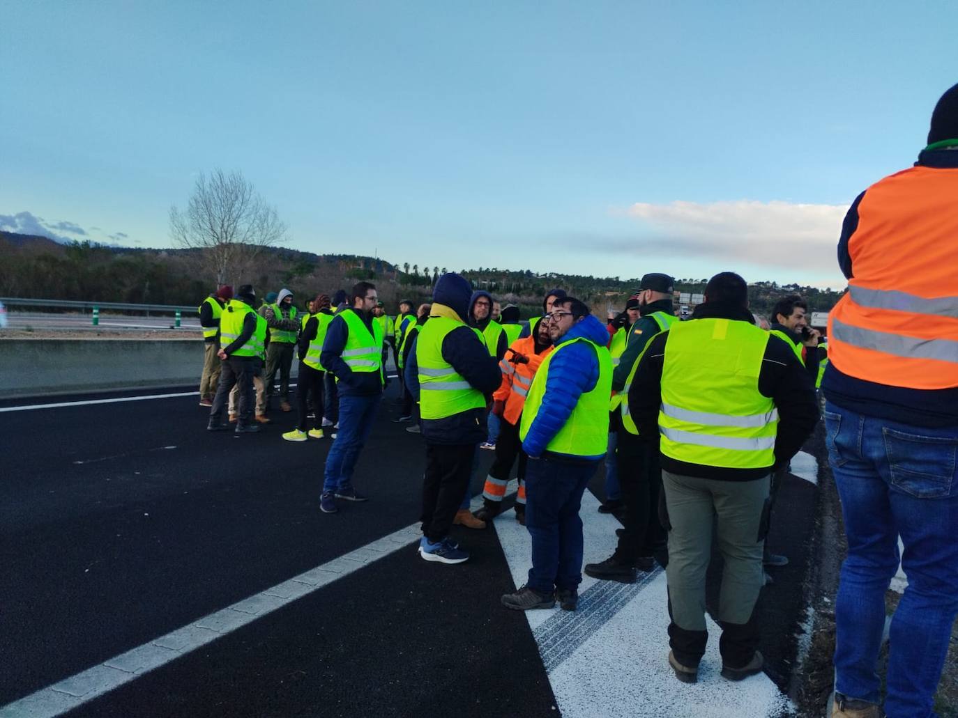 Los agricultores vuelven a la carga este sábado y provocan cortes en la A-3