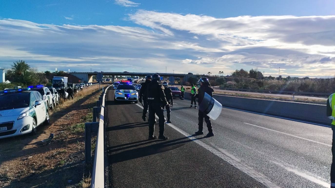 Los agricultores vuelven a la carga este sábado y provocan cortes en la A-3