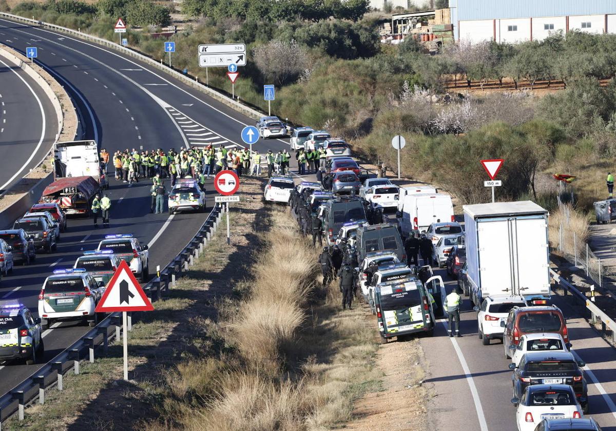 Los agricultores vuelven a la carga este sábado y provocan cortes en la A-3