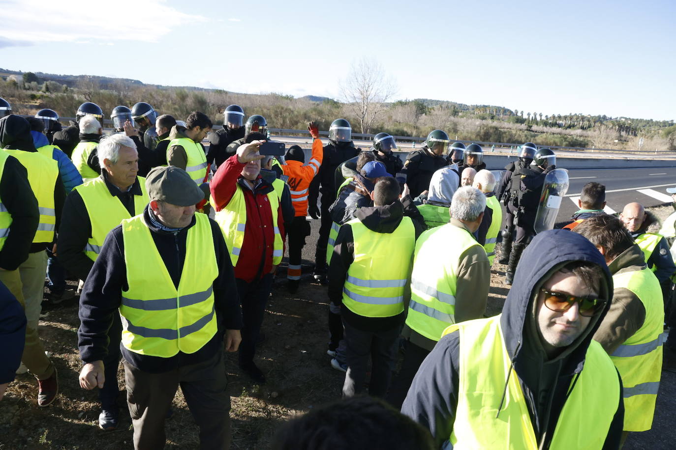 Los agricultores vuelven a la carga este sábado y provocan cortes en la A-3