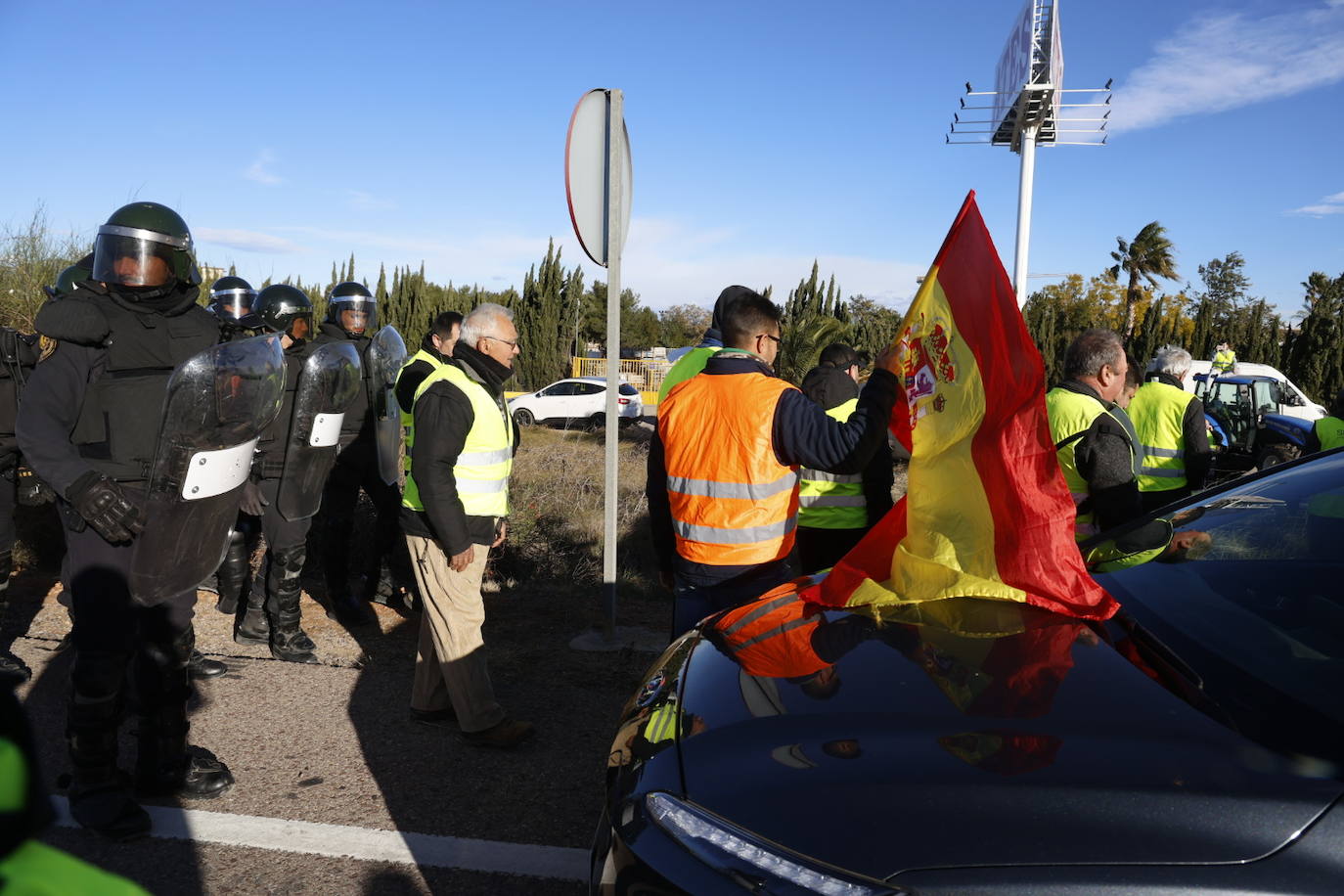 Los agricultores vuelven a la carga este sábado y provocan cortes en la A-3