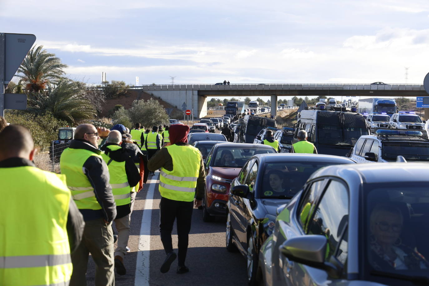 Los agricultores vuelven a la carga este sábado y provocan cortes en la A-3