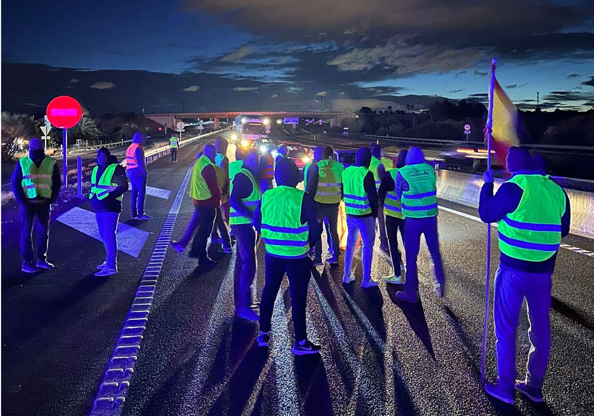 Los agricultores cortan al amanecer la A-3 a su paso por Chiva.