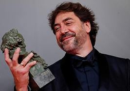 Javier Bardem posa con el Goya a Mejor Actor Protagonista, por su trabajo en 'El buen patrón'.