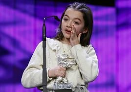 Sofía Otero llora al recibir su premio en la Berlinale, en febrero de 2023.