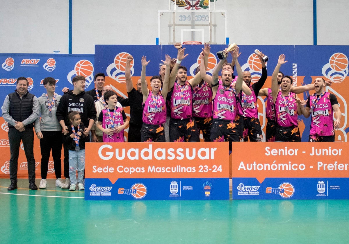 El Loriguilla alzando el trofeo de campeón.