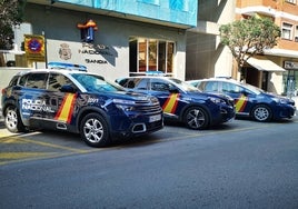 Varios vehículos de la Policía Nacional en la entrada de la comisaría de Gandia.