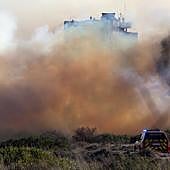 Un incendio en El Saler obliga a desalojar cinco edificios y corta la CV-500