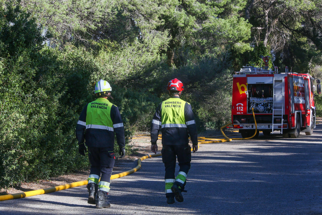 Fotos del incendio de El Saler que ha obligado a desalojar seis edificios