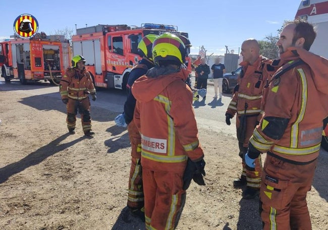 Bomberos junto a la entrada de la pirotecnia.