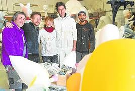 Los cinco artistas falleros comparten el taller para lograr ahorrar.