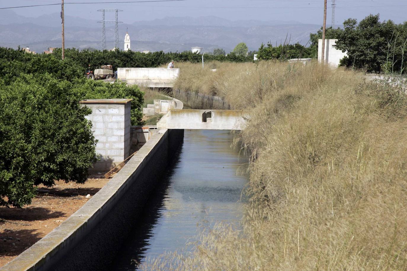 Acequia de escalona a su paso por VVA de Castellón.