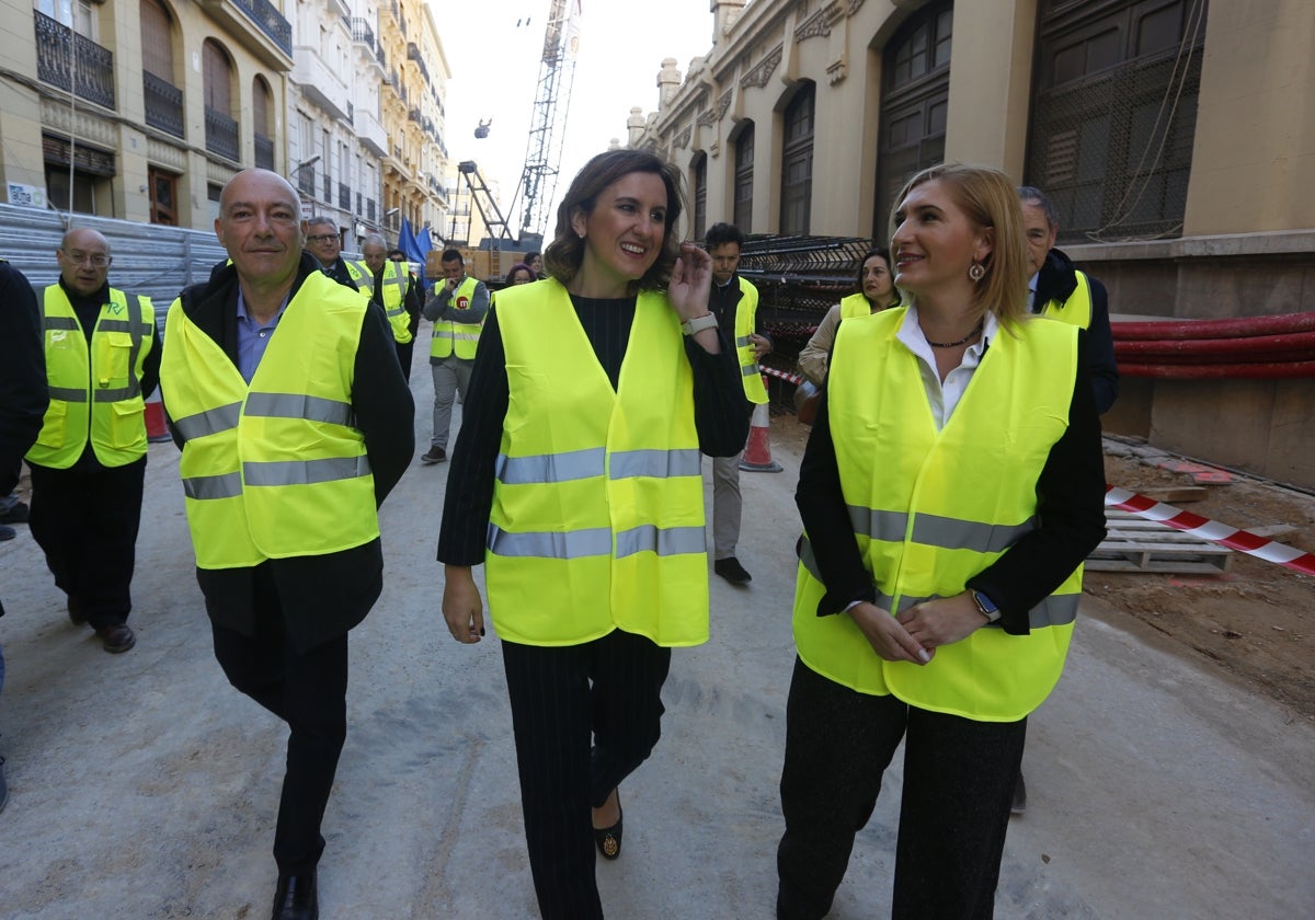 La alcaldesa, María José Catalá, y la consellera de Infraestructuras, Salomé Pradas, durante su visita a las obras de la calle Alicante.