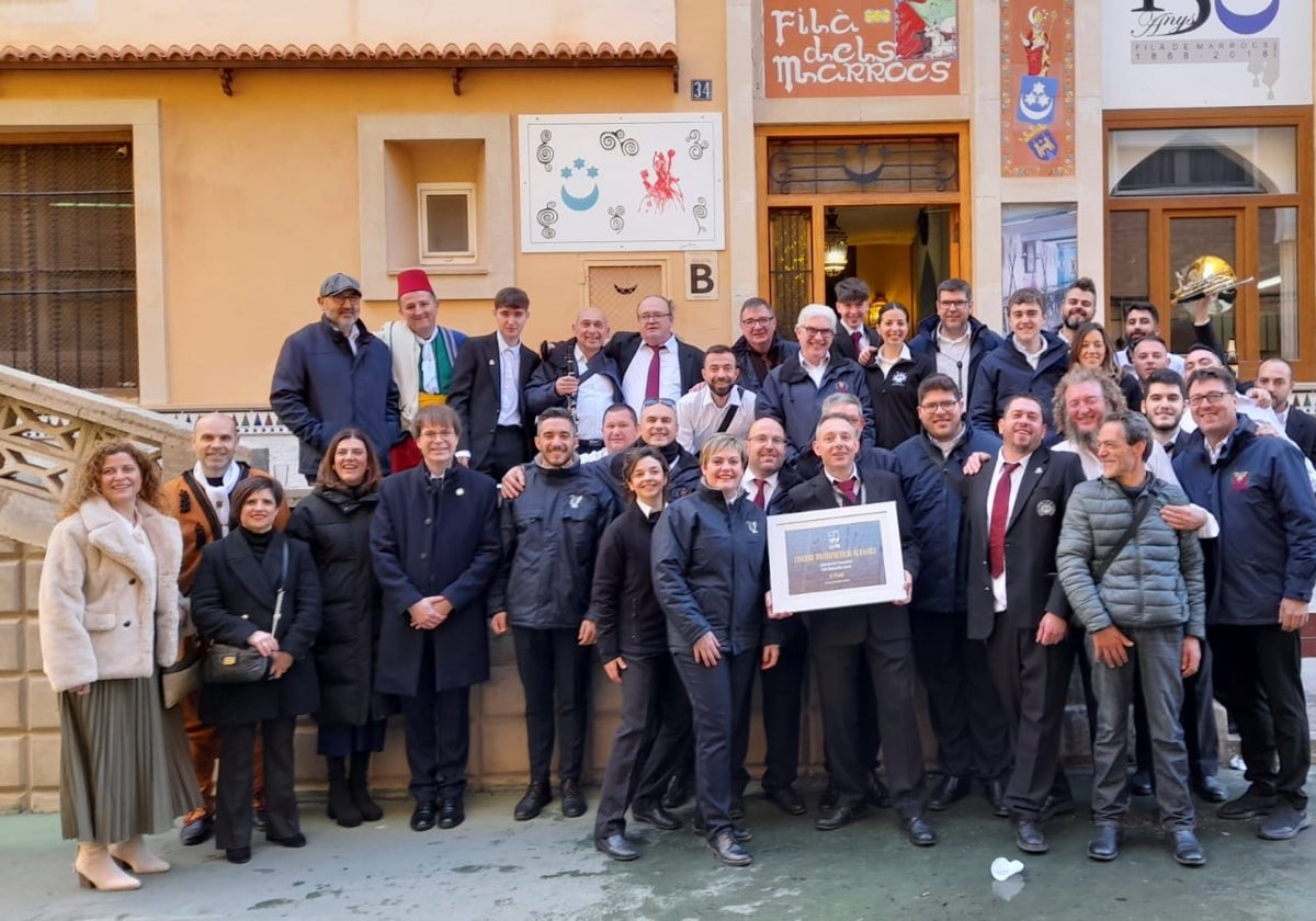 Entrega del primer premio a la Lira de Quatretonda en el local social de la Filà de Marrocs.