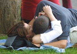 Una pareja de jóvenes en un parque.