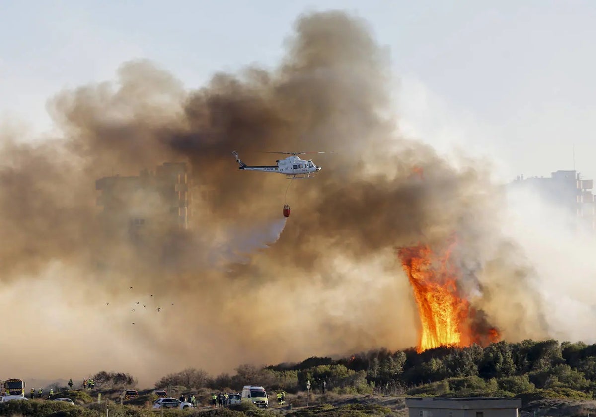 Un helicóptero lucha contra el incendio, este lunes.