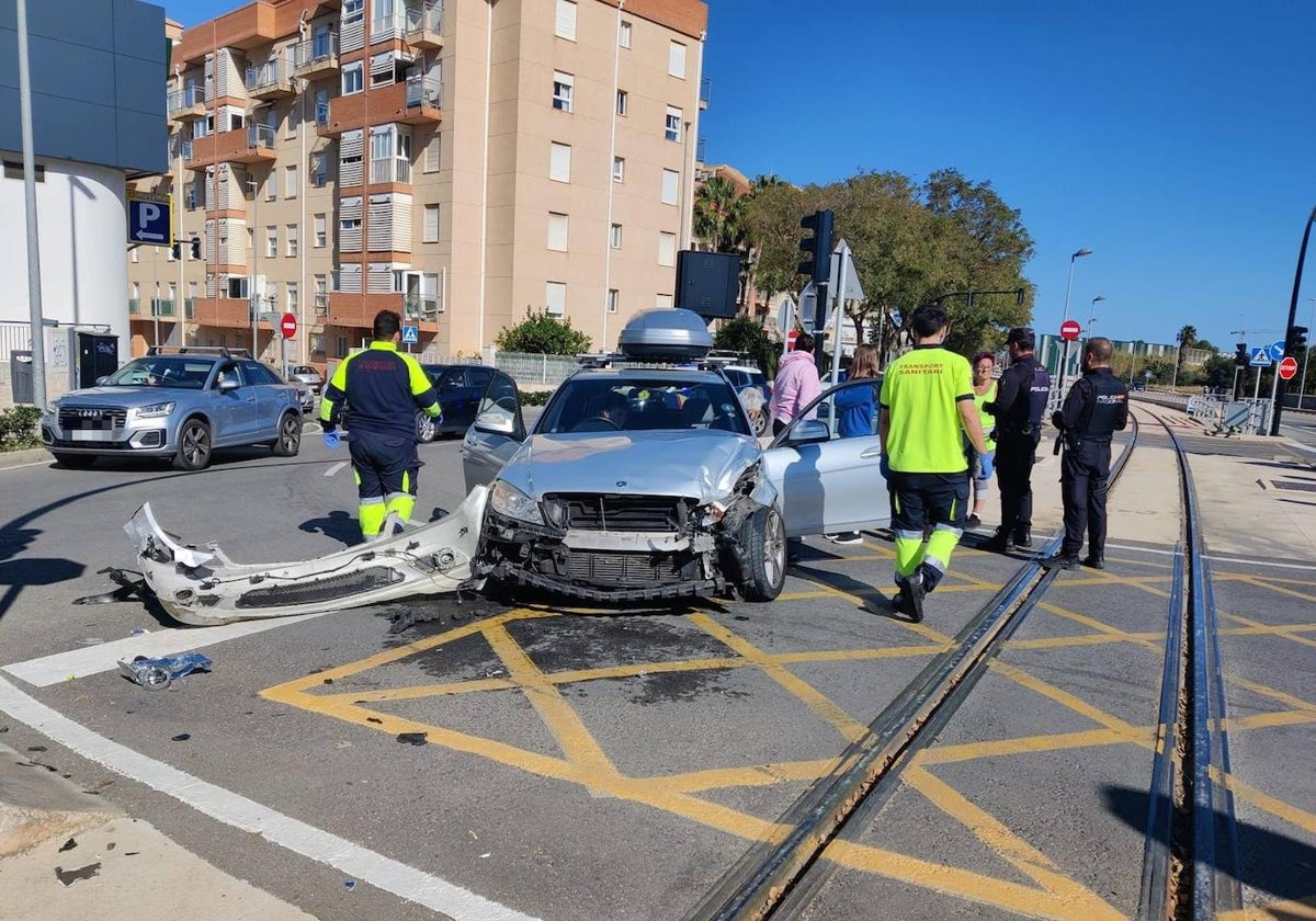 Estado en el que ha quedado el turismo tras el accidente.