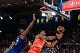 Nnaji y Davies pelean por un balón.