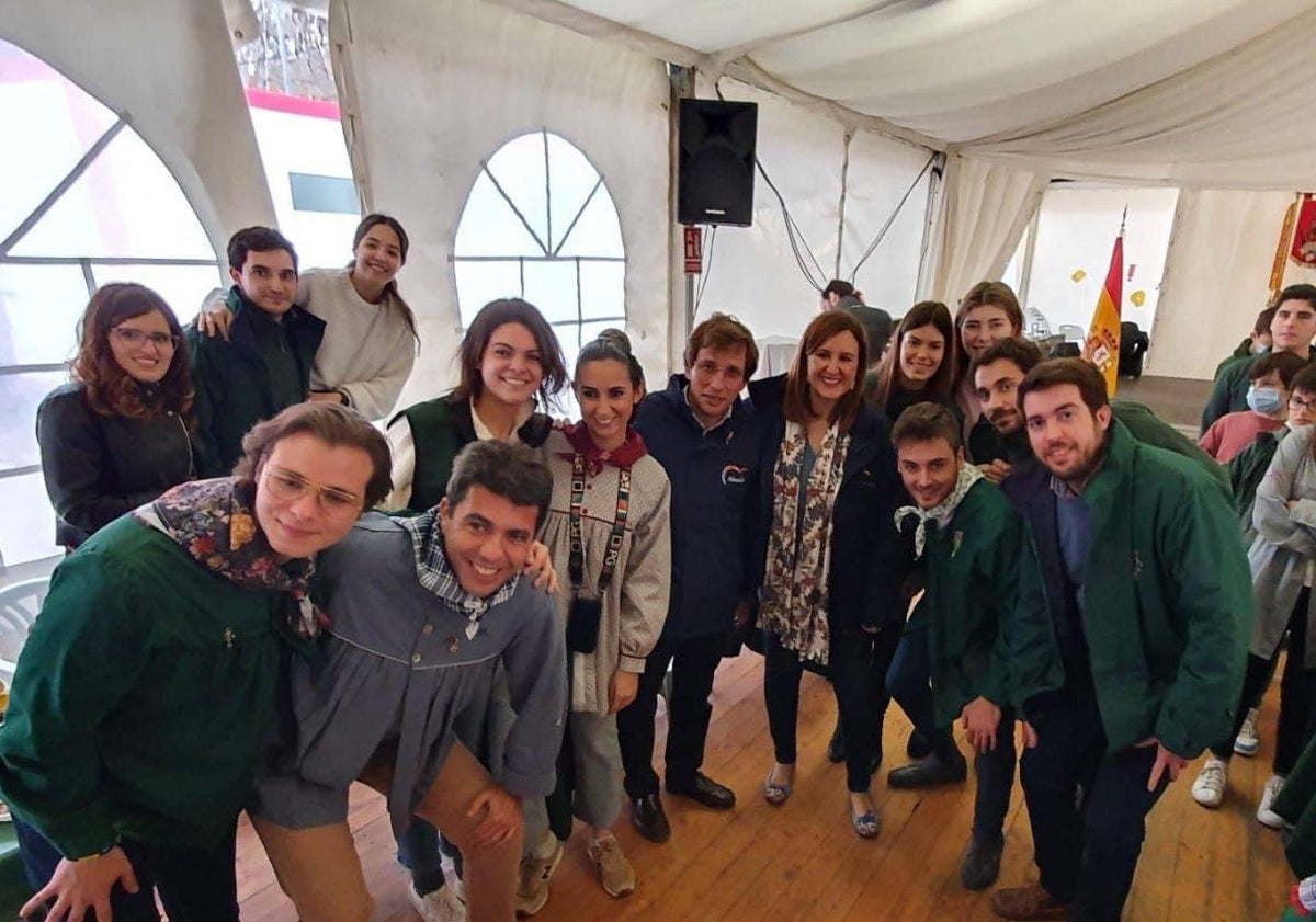 Imagen principal - Visita a la falla Exposición de Martínez-Almeida, Catalá y Mazón; directivos y vendedores de mercados de Valencia, junto al concejal Santiago Ballester; y visita de los bomberos de Madrid a Valencia.