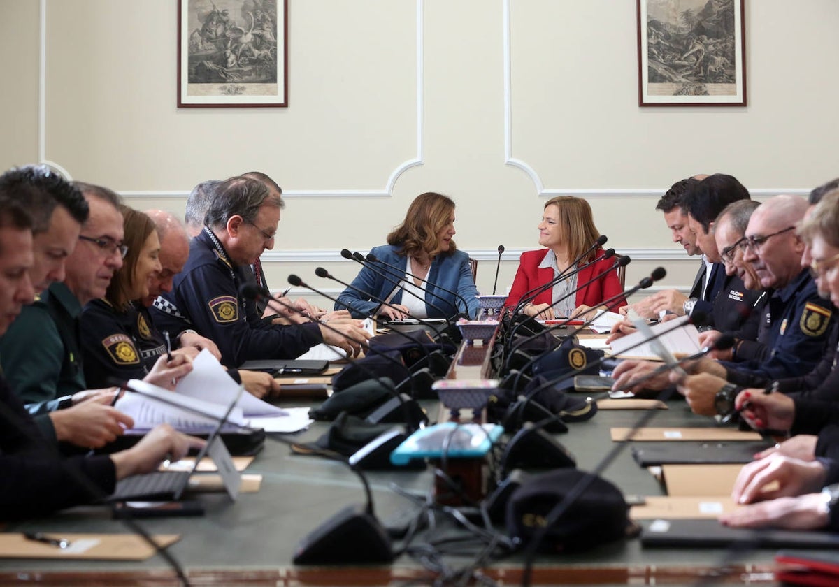 La delegada del Gobierno, Pilar Bernabé, y la alcaldesa de Valencia, María José Catalá, en la Junta de Seguridad de Fallas.