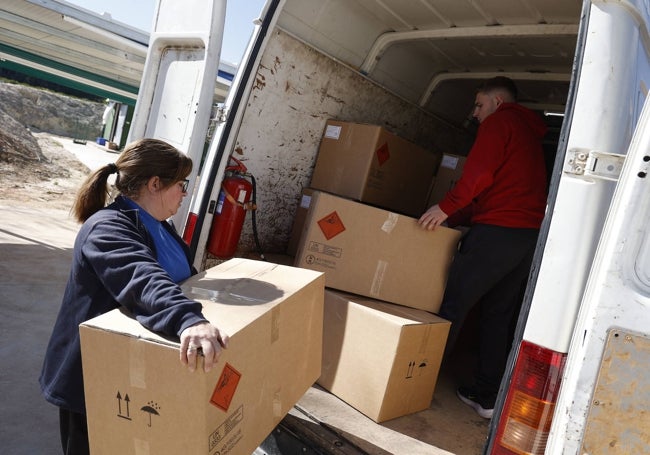 Preparación del transporte de la empresa Pirotecnia Valenciana.