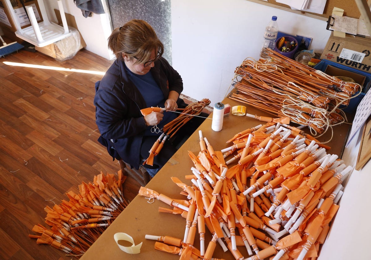 Preparación de la mascletà que se disparará el domingo en Madrid.