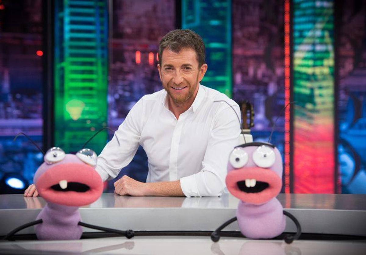 Pablo Motos junto a Trancas y a Barrancas, las hormigas del programa.