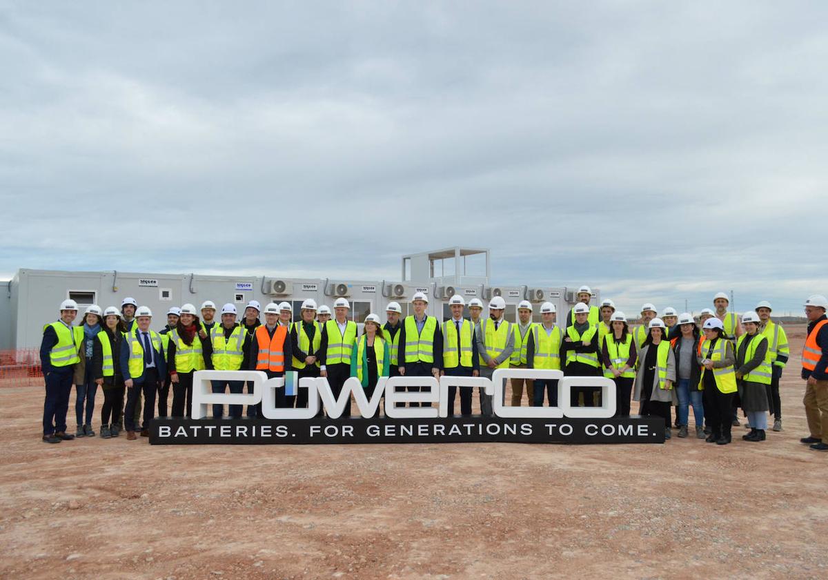 Los trabajadores de PowerCo, en los terrenos de Sagunto.