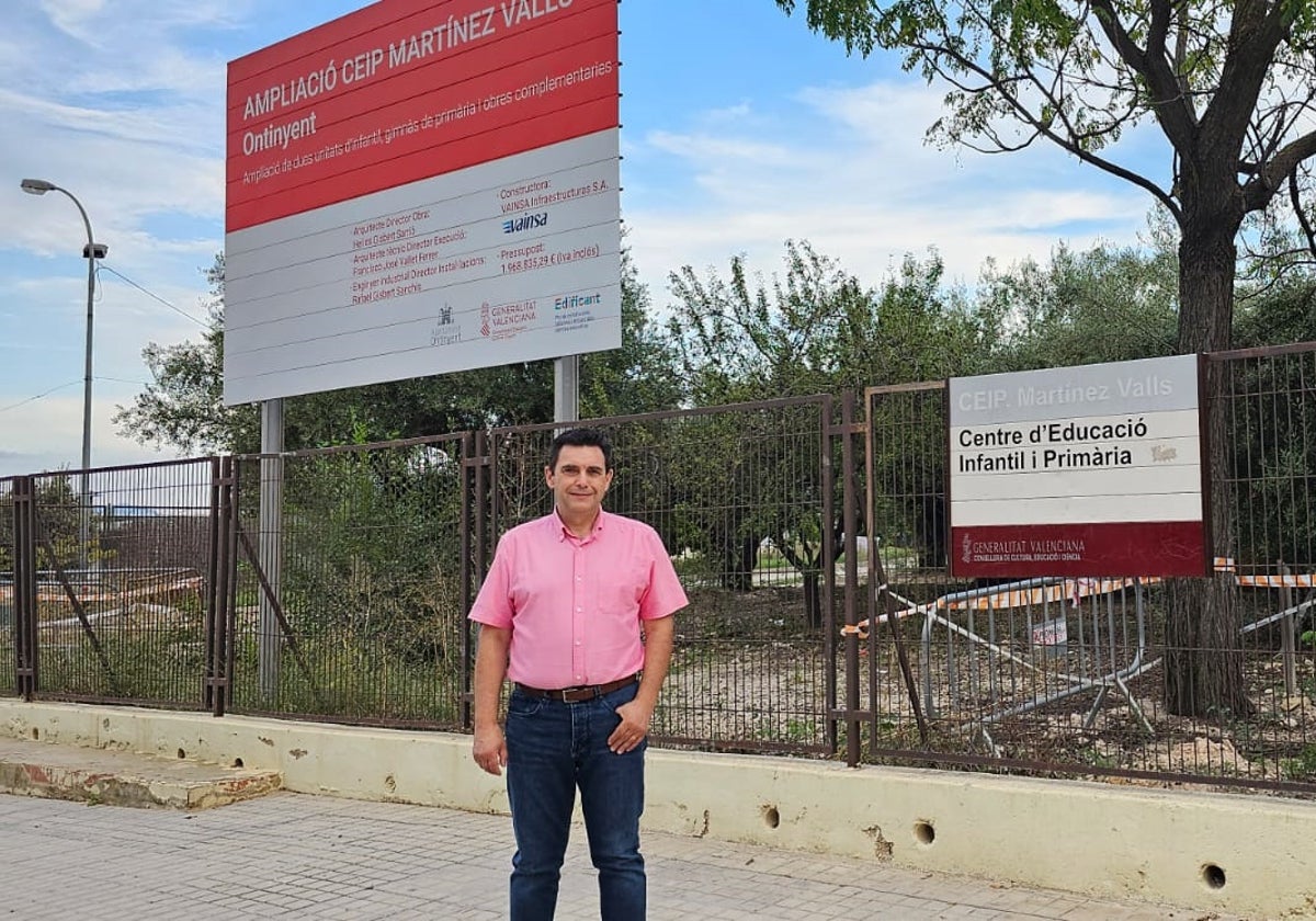 El portavoz socialista en el Ayuntamiento, a las puertas del Martínez Valls.