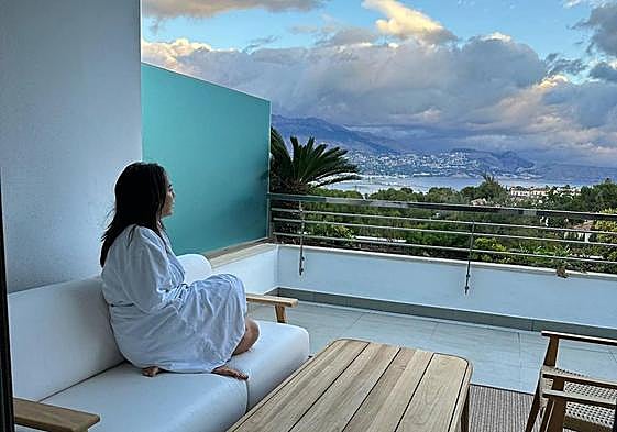 Tamara Falcó, en la terraza de una de las suites de Sha Wellness.