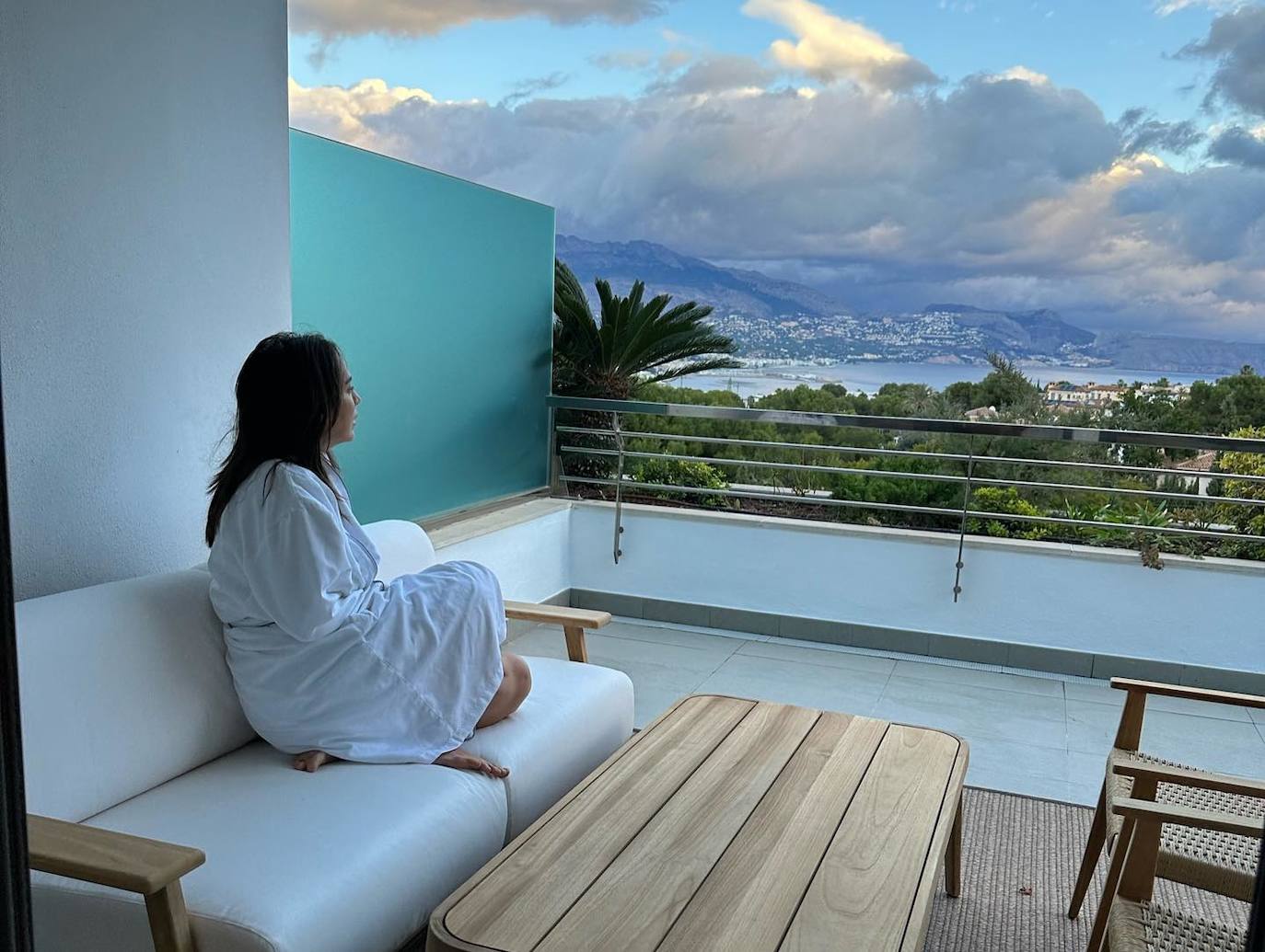 Tamara Falcó, en la terraza de una de las suites de Sha Wellness.