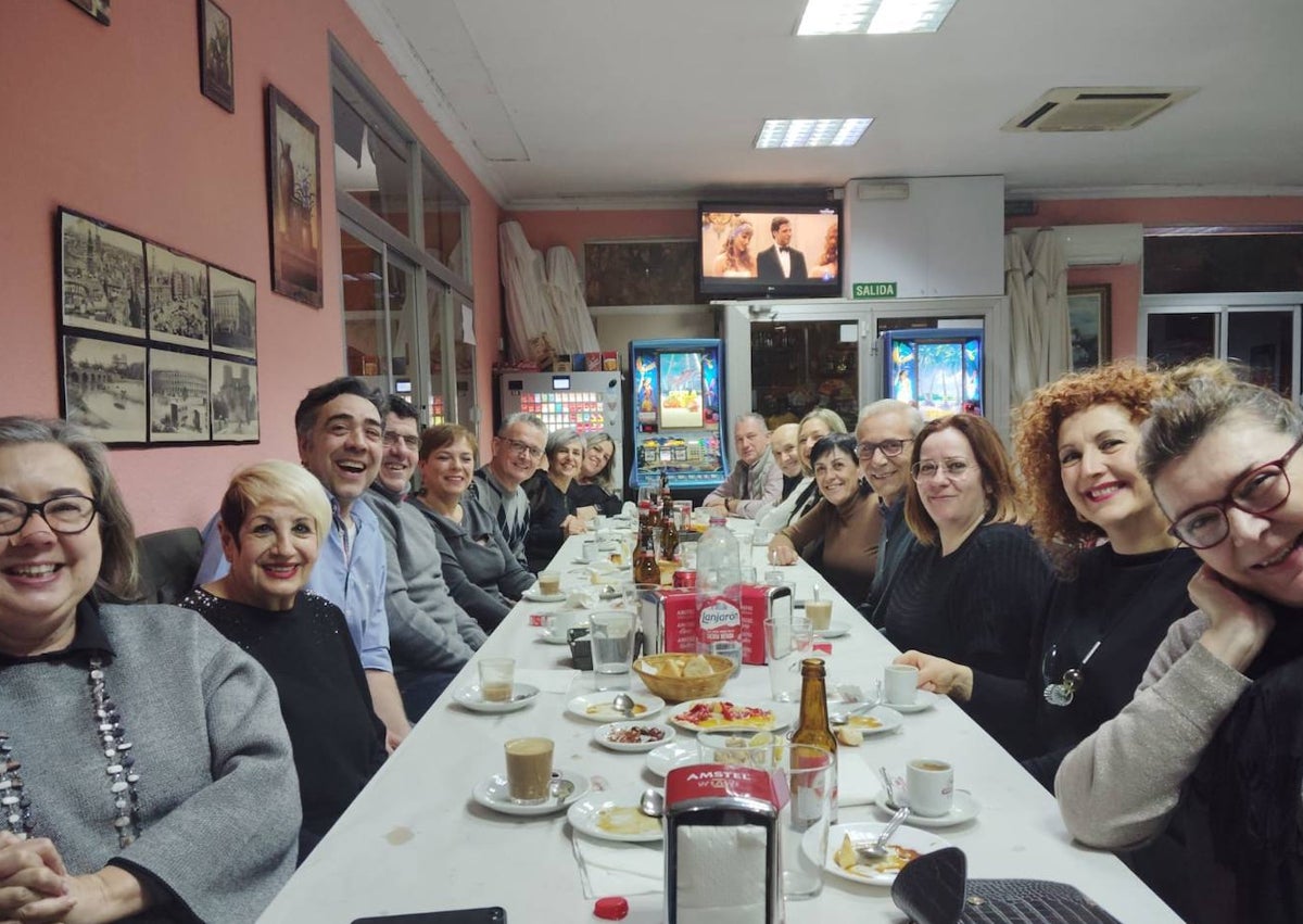 Imagen secundaria 1 - Visita a la falla Exposición de Martínez-Almeida, Catalá y Mazón; directivos y vendedores de mercados de Valencia, junto al concejal Santiago Ballester; y visita de los bomberos de Madrid a Valencia.