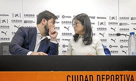 Solís habla con Layhoon en una comparecencia de prensa.