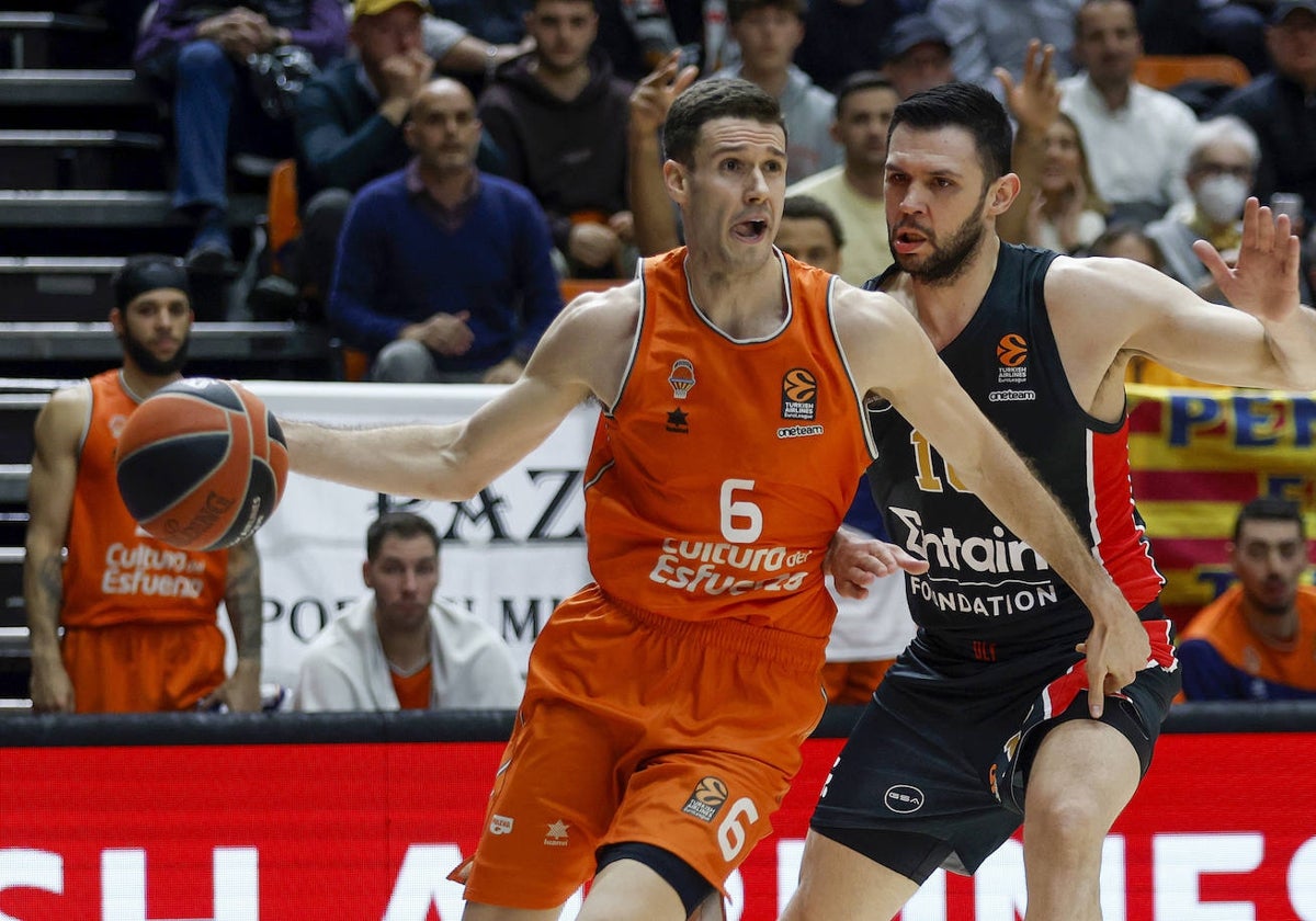 El alero Xabier Lopez-Arostegui del Valencia controla un balón ante el alero Kostas Papanikolaou del Olympiacos