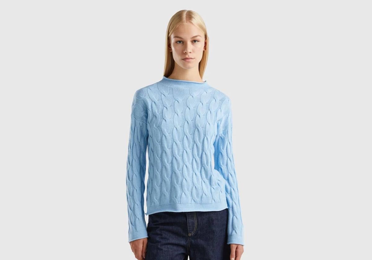 Imagen principal - Arriba, jersey de Benetton en azul bebé. A la izquierda, minifalda plisada de Prada, por 1.200 euros. A la derecha, minishort en pata de gallo de Sandro, por 117 euros.